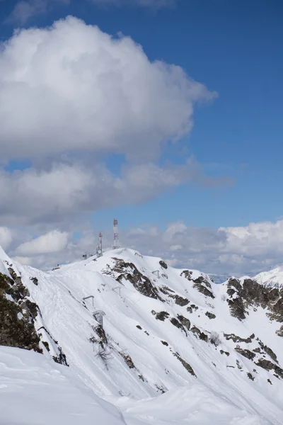 Torre di telecomunicazioni con cielo nuvoloso in montagna — Foto Stock