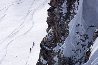 Bir dağ yamacında, freeride derin karda izler