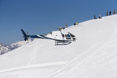 Beyaz kurtarma helikopteri dağlarda