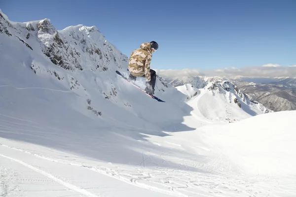 Snowboarder auf den Bergen — Stockfoto