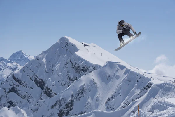 Repülő snowboardos a hegyekben — Stock Fotó