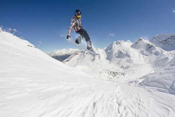 Snowboarder voador em montanhas — Fotografia de Stock