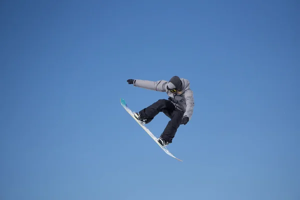 Snowboarder springt in Snowpark — Stockfoto