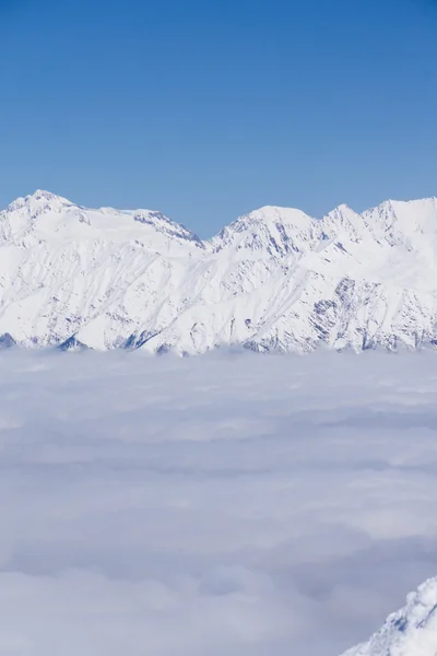 Vista sulle montagne e cielo blu sopra le nuvole, Krasnaya Polyana, Sochi, Russia — Foto Stock