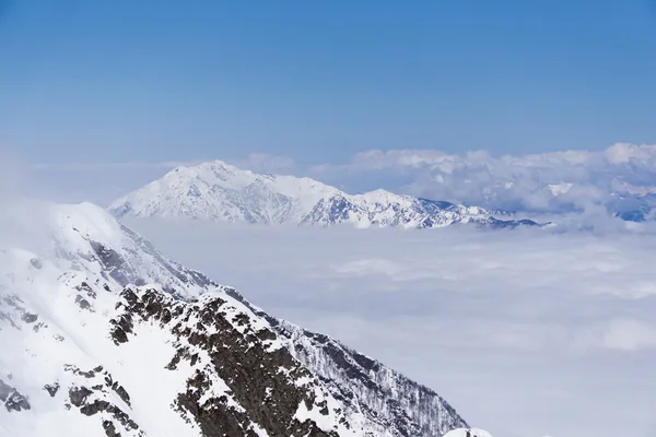 Вид на гори і Синє небо над хмарами, Червона Поляна, Сочі, Російська Федерація — стокове фото