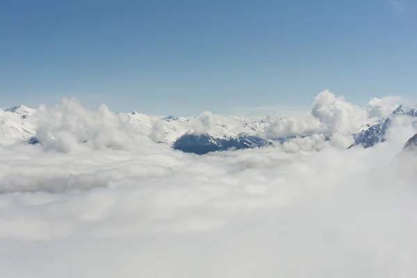 查看关于山区和蔚蓝的天际的云，红波利亚纳，索契，俄罗斯 — 图库照片