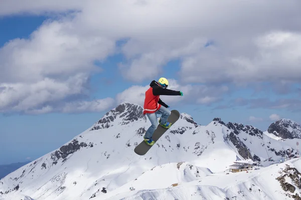Snowboardzista skacze w Snow Park — Zdjęcie stockowe