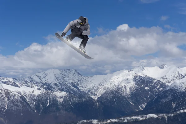 Snowboarder άλματα στο πάρκο χιόνι — Φωτογραφία Αρχείου