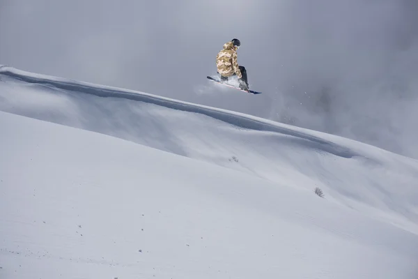 Snowboarder springt in Snowpark — Stockfoto