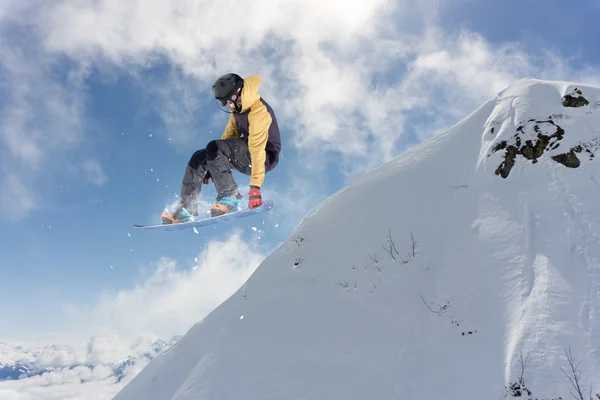 Snowboarder salta in Snow Park — Foto Stock