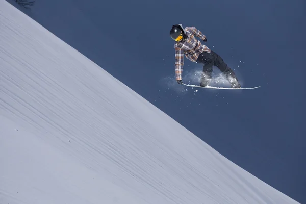 Snowboardåkare hoppar i Snow Park — Stockfoto