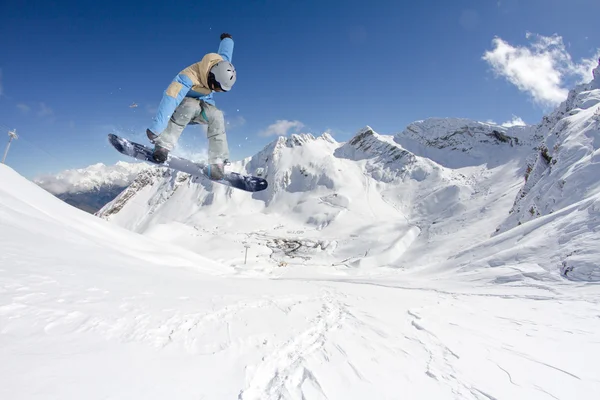 Snowboarder salta em Snow Park — Fotografia de Stock
