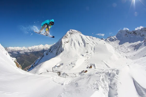 Snowboardåkare hoppar i Snow Park — Stockfoto