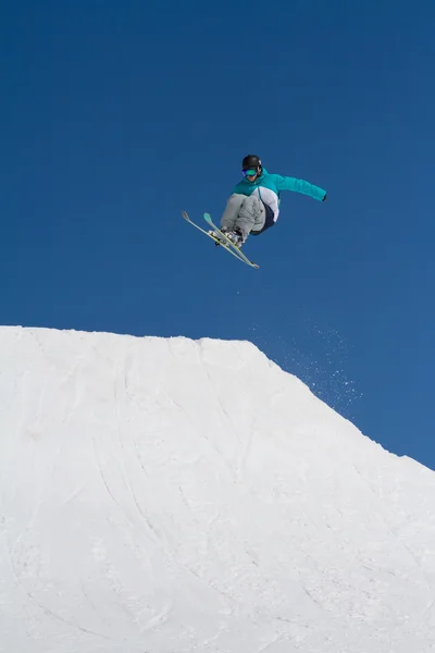 Saltos esquiador em Snow Park, estância de esqui — Fotografia de Stock