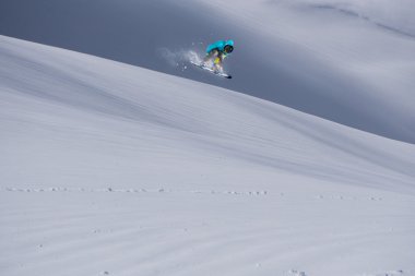 dağlar üzerinde uçan snowboarder