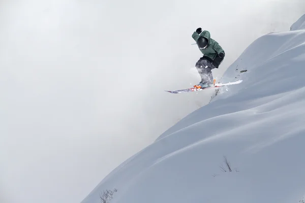 Kayakçı dağların, aşırı spor uçan — Stok fotoğraf