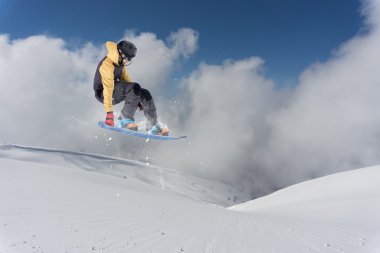 dağlar, aşırı spor üzerinde uçan snowboarder