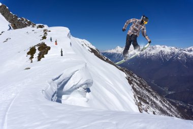 dağlar, aşırı spor üzerinde uçan snowboarder