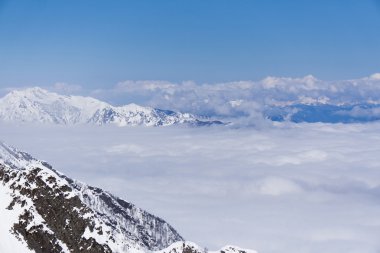 Dağlar ve bulutların, Krasnaya Polyana, Sochi, Rusya Federasyonu üzerinde mavi gökyüzü görüntüleyin