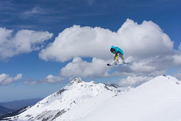 Snowboarder volante in montagna, sport estremi — Foto Stock