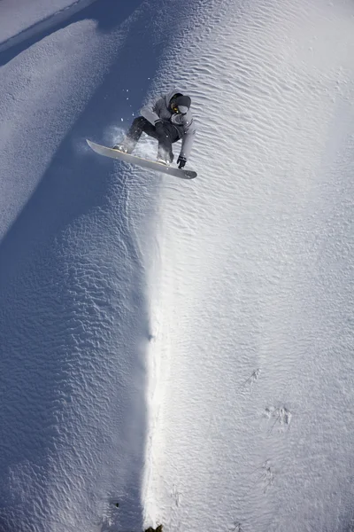 Snowboarder volante in montagna, sport estremi — Foto Stock