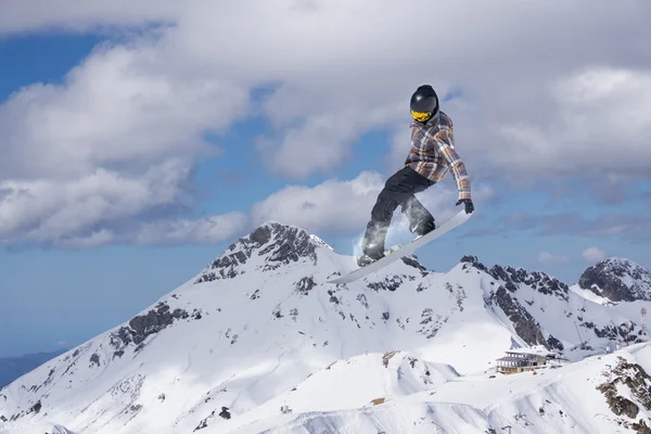 Flying snowboarder on mountains, extreme sport — Stock Photo, Image