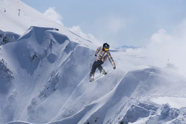 Flygande snowboardåkare på berg, extrem sport — Stockfoto