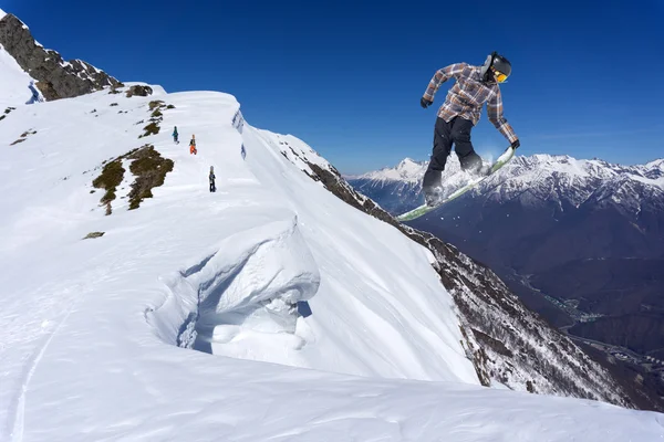 Snowboarder volant en montagne, sport extrême — Photo