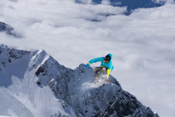 Snowboarder volador en las montañas — Foto de Stock