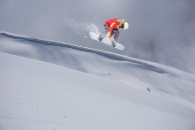 dağlar üzerinde uçan snowboarder