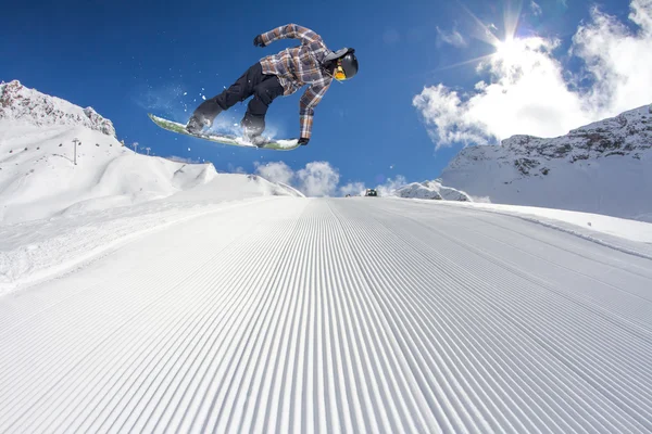 Flying snowboarder on mountains — Stock Photo, Image