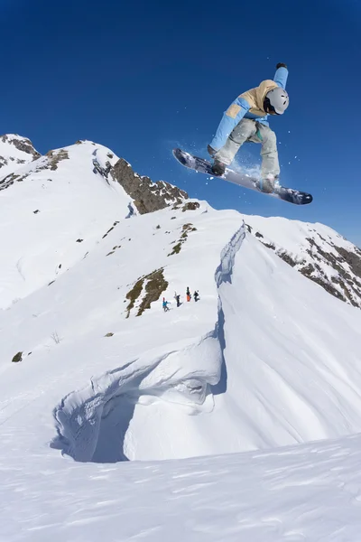 Snowboarder volador en las montañas —  Fotos de Stock