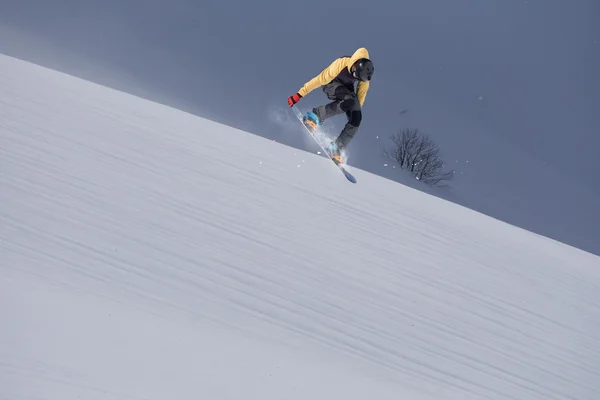 Snowboarder volador en las montañas —  Fotos de Stock