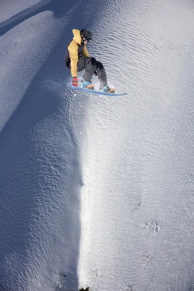 Snowboarder voador em montanhas — Fotografia de Stock