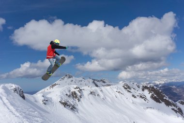 dağlar üzerinde uçan snowboarder