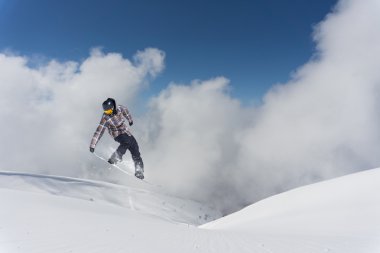 dağlar üzerinde uçan snowboarder