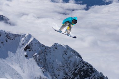dağlar üzerinde uçan snowboarder