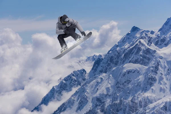 Snowboarder volador en las montañas — Foto de Stock