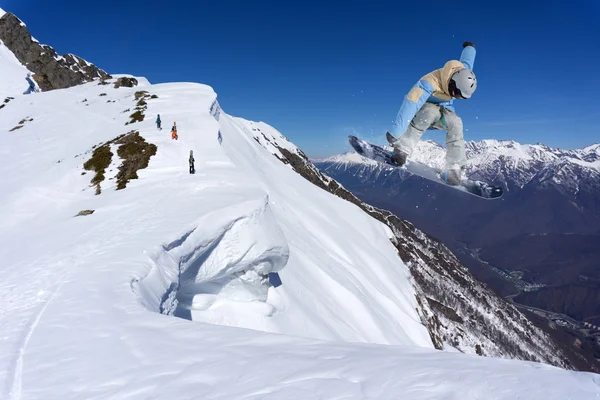 Snowboarder vliegen op bergen — Stockfoto