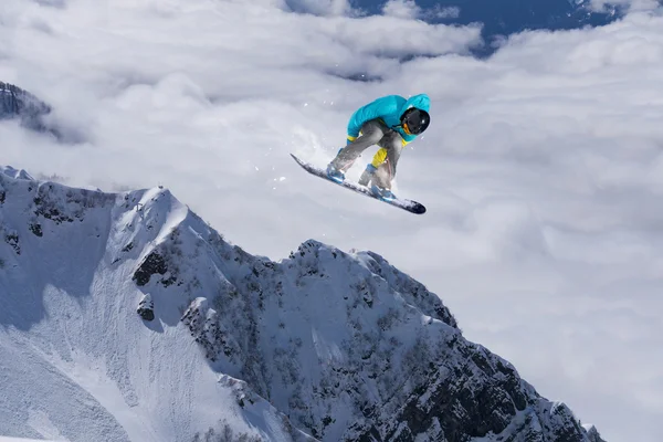 Dağlar üzerinde uçan snowboarder — Stok fotoğraf
