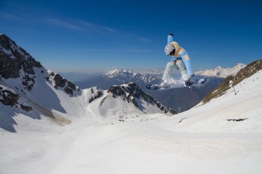 dağlar üzerinde uçan snowboarder
