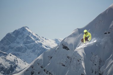 kayakçı dağların, aşırı spor uçan