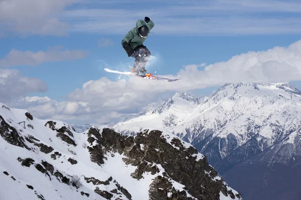 Esquiador de vuelo en las montañas, deporte extremo —  Fotos de Stock