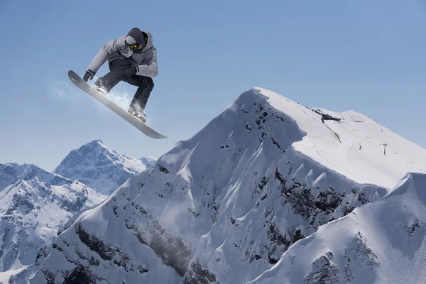 Літаючий сноубордист на горах — стокове фото