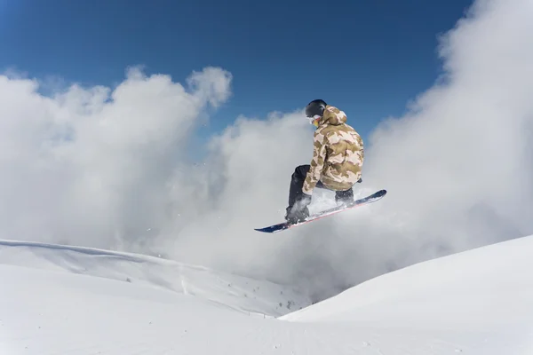 Dağlar üzerinde uçan snowboarder — Stok fotoğraf