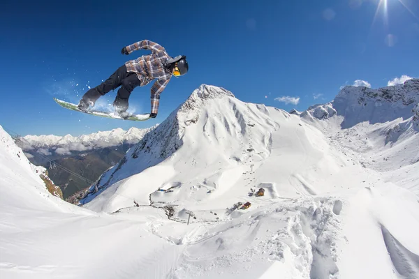 Repülő snowboardos a hegyekben — Stock Fotó