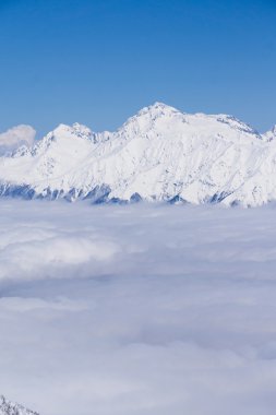 Dağlar ve bulutların, Krasnaya Polyana, Sochi, Rusya Federasyonu üzerinde mavi gökyüzü görüntüleyin