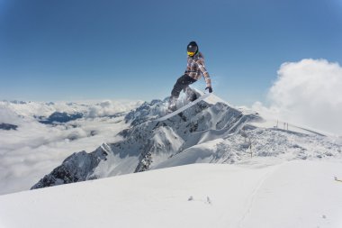 dağlar üzerinde uçan snowboarder
