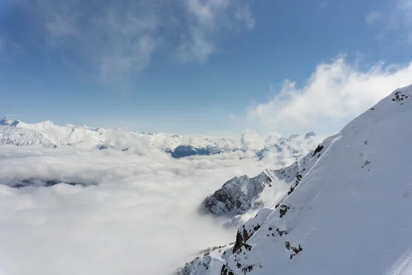 Visa på bergen och blå himmel ovanför molnen, Krasnaya Polyana, Sochi, Ryssland — Stockfoto