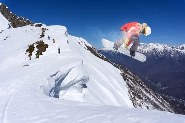 山のスノーボーダーを飛んでください。 — ストック写真